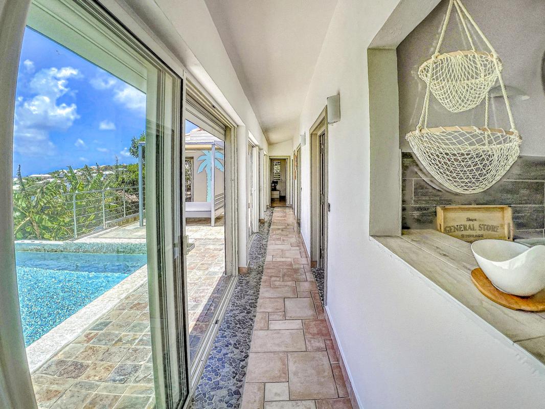 Location villa à la Baie Orientale Saint Martin_ Couloir - 16